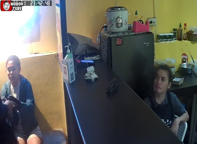 Video :This cashier's response to the robber is amazing!